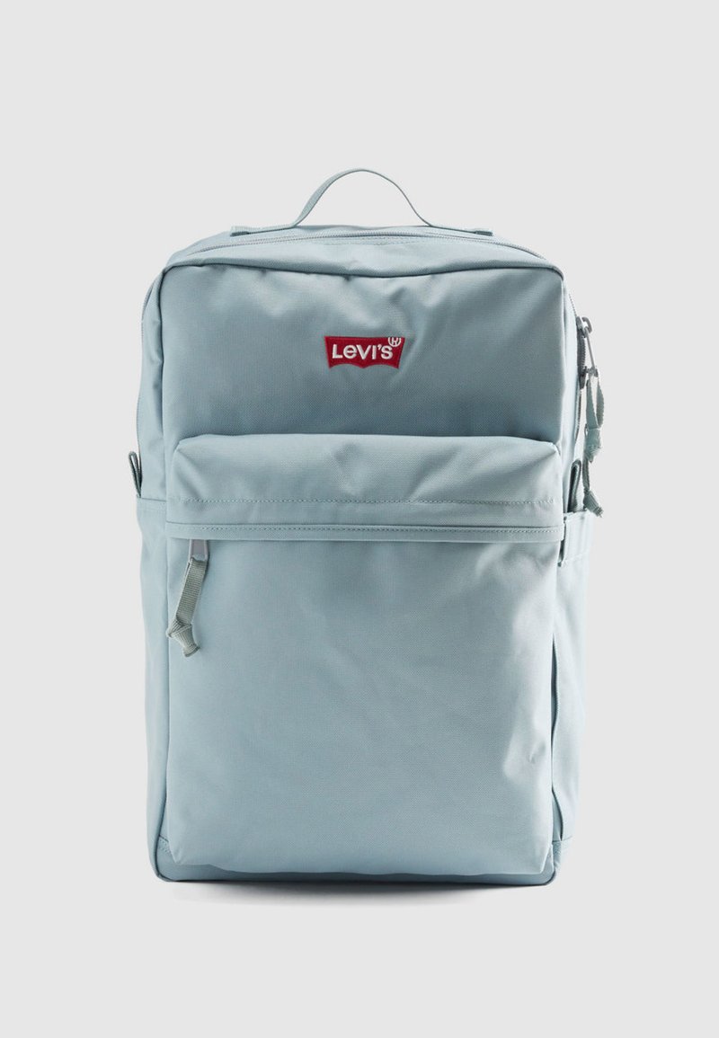 Svetlomodrý batoh s obdĺžnikovým dizajnom vyrobený z odolnej tkaniny. Má predné vrecko na zips a výrazné červené logo Levi's.