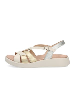 Sandalias con una base blanca, tiras metálicas doradas y plateadas, diseño de punta abierta y suela de plataforma acolchada para mayor comodidad.