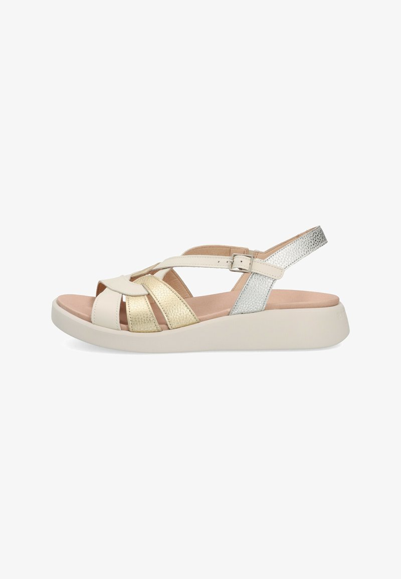 Sandalias con una base blanca, tiras metálicas doradas y plateadas, diseño de punta abierta y suela de plataforma acolchada para mayor comodidad.