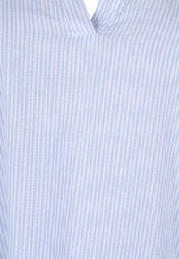 Helles blau und weiß gestreiftes Gewebe mit weicher Textur, das ein V-Ausschnitt-Design aufweist und gleichmäßig verteilte vertikale Linien zeigt.