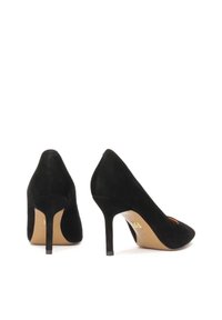 Čierne semišové vysoké podpätky so špicatou špičkou a elegantným dizajnom. Majú hladký povrch a štíhly stiletto podpätok.