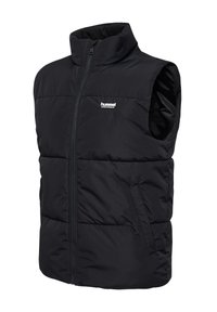 Veste noire matelassée sans manches avec fermeture éclair frontale et col montant, avec petit logo blanc Hummel Sportswear sur la poitrine.
