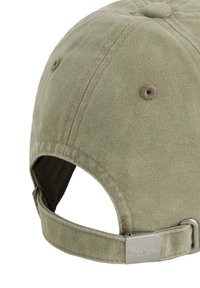Olivegrüne Baumwollmütze mit strukturierter Oberfläche, verstellbarem Stoffriemen und Metallverschluss mit eingraviertem Logo an der Seite.