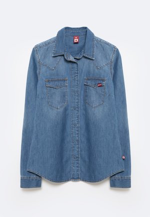 Camicia di jeans azzurro chiaro, maniche lunghe, con colletto a punta, due tasche sul petto, chiusura con bottoni e orlo curvo.