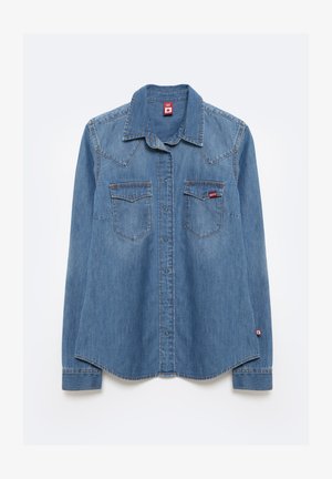 Camisa de mezclilla en azul claro, de manga larga, con cuello puntiagudo, dos bolsillos en el pecho, cierre frontal con botones y dobladillo curvado.