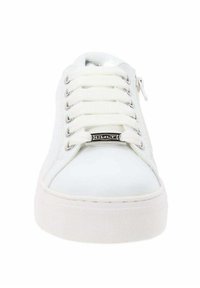 Sneaker bianco con tomaia in pelle liscia, linguetta testurizzata, stringhe piatte, dettagli argentati e suola in gomma spessa. Presenta una zip laterale.