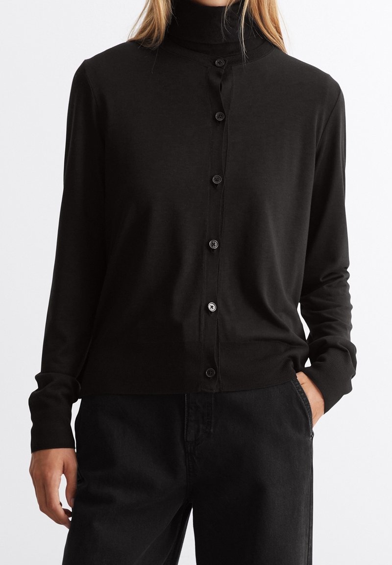 Schwarze Langarm-Cardigan mit hohem Kragen, Knopfleiste und weicher, glatter Textur. Verfügt über passende schwarze Knöpfe und gerippte Bündchen.