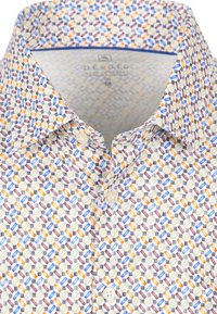 Gepatterneerde short-sleeve shirt met een geometrisch ontwerp in tinten blauw, oranje en beige, met een button-down kraag en subtiele textuur.
