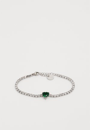 Zilverkleurige armband met een hartvormige groene steen in het midden, omringd door heldere kristallen aan een delicate ketting.