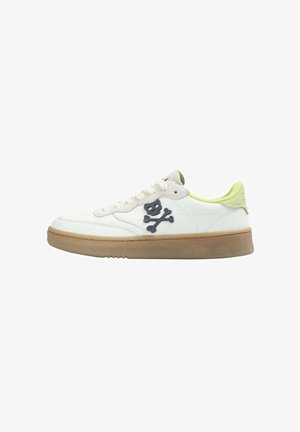 Baskets en cuir blanc avec une semelle en caoutchouc, ornées d'une patch dark blue représentant une tête de mort et des os croisés sur le côté et d'accents vert clair sur le talon.