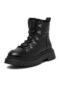 Czarne skórzane botki za kostkę z sznurówkami, z miękką podszewką, srebrnymi elementami i grubą, teksturowaną podeszwą.