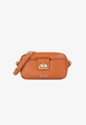 Bruine leren crossbody tas met een rechthoekige vorm, goudkleurige hardware, een sluiting met een haakje en het reliëflogo "V°73" op de voorkant.