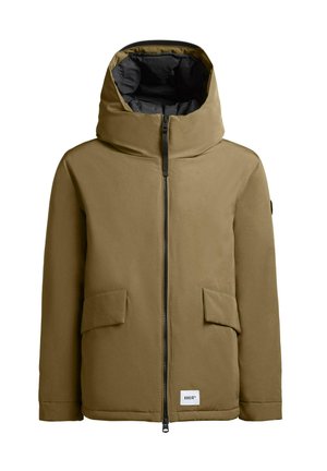 Brun hættejakke med lynlås foran, to forlommer og et logo-tag nederst. Har en mat tekstur og et minimalistisk design.