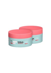 Twee containers van Imbue 03 Curl gel. Ze hebben een lichtblauwe basis met roze deksels, voorzien van productinformatie en symbolen voor vegan certificering.
