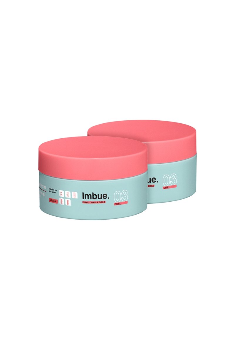 Twee containers van Imbue 03 Curl gel. Ze hebben een lichtblauwe basis met roze deksels, voorzien van productinformatie en symbolen voor vegan certificering.