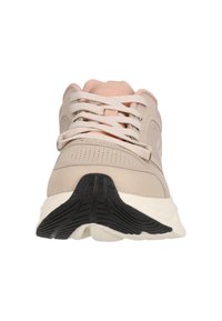 Ljust beige löparskor med överdel i nät, rosa accenter och vit sula med djupa spår för grepp. Standard snörning.