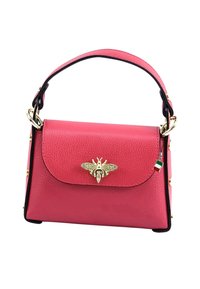 Sac à main en cuir rose avec une forme structurée, emblème d'abeille doré à l'avant, accents noirs et une petite poignée.
