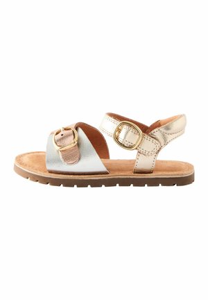 Børne sandal med åben tå med metalliske guld- og sølvlæderremme, to gyldne spænder og en brun gummisål.