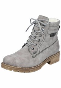 Bottine en suedine grise avec col rembourré, lacets texturés, semelle en caoutchouc et détails de couture. Présente un onglet de marque sur le côté.