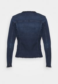 Chaqueta de mezclilla oscura con un diseño ajustado, dobladillo deshilachado y mangas largas. Presenta un cuello clásico y costuras visibles a lo largo de las uniones.