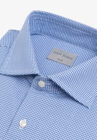 Camicia aderente da uomo con motivo pied de poule blu e bianco, piegata, che mostra il colletto, i bottoni e l'etichetta interna.