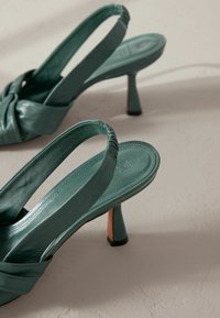 Next SIGNATURE SIDE TWIST - REGULAR FIT - Sandales - green