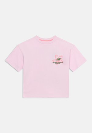 Lys rosa kortermet crop-top med en liten blomst og New Balance-logo, med teksten «Fearlessly Independent Since 1906» på brystet.