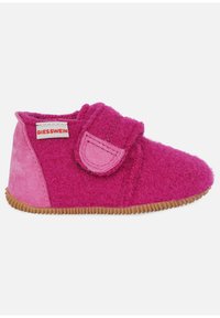 Chausson en feutre de couleur rose vif avec une sangle en velcro, une tige texturée et des accents rose clair. La semelle en caoutchouc offre adhérence et durabilité.