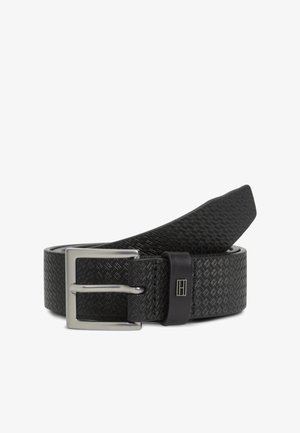 Schwarzer gewebter Gürtel mit strukturierter Oberfläche, silberner Metallschnalle und schwarzem Lederakzent in der Nähe der Schnalle.