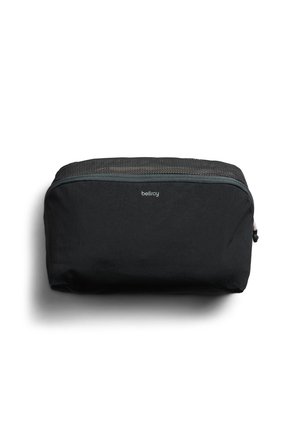 Compatta pochette nera Bellroy con chiusura a zip e pannello superiore in mesh, progettata per organizzare piccoli oggetti personali.