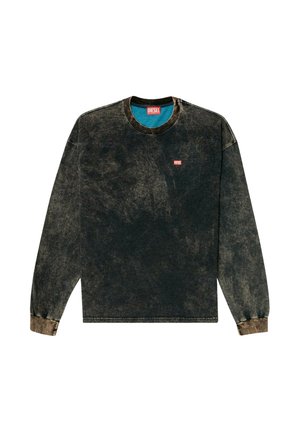Schwarzer Pullover mit langen Ärmeln und verblasster, abgenutzter Textur. Verfügt über einen Rundhalsausschnitt, einen blauen Innenkragen und ein kleines rotes Logo auf der Brust.