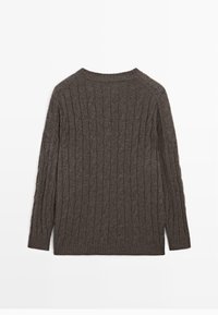 Maglione a maniche lunghe grigio scuro a maglia rasata, con polsini e orlo a coste, steso piatto a mostrare il lato posteriore.