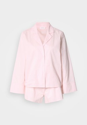 Set di pigiama in cotone rosa composto da una camicia a maniche lunghe con bottoni e colletto e pantaloncini coordinati. Tessuto morbido, vestibilità comoda.