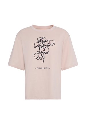 Lichtroze T-shirt met korte mouwen, zwart omlijnde bloemafbeelding en de tekst "CALVIN KLEIN" gecentreerd onder het ontwerp.