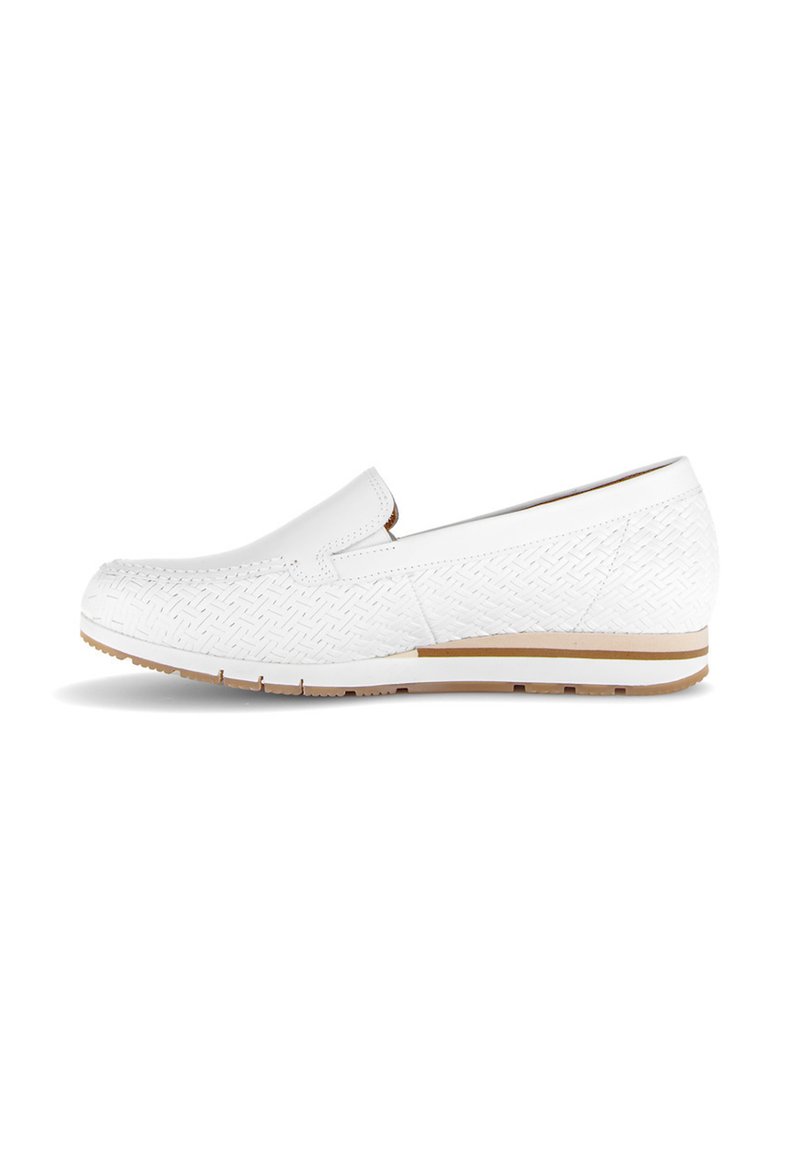 Witte instapschoenen met een geweven textuur, een afgeronde neus en een beige rubberen zool. Voorzien van subtiele bruine accenten langs de zool.