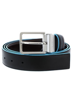 Cintura in pelle nera con cuciture blu e una fibbia rettangolare in argento. Presenta più fori per una regolazione delle dimensioni e una superficie liscia.
