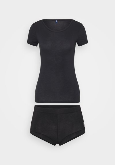 T-shirt de algodão preta com decote redondo e mangas curtas, combinada com calções de cintura alta a condizer. Tecido suave, design minimalista.