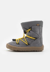 Botte isolante grise avec une tige texturée douce, des lacets élastiques jaunes et une semelle en caoutchouc. Présente un design avec revers et un talon renforcé.