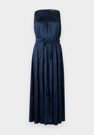 Robe longue bleu marine, tissu plissé, design sans bretelles, taille élastiquée avec lien, jupe à volants superposés. Texture lisse, matériau léger.