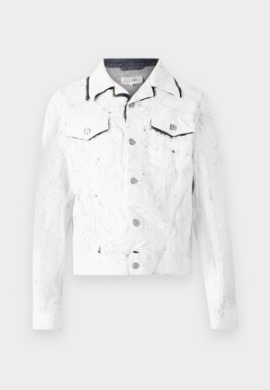 Weißer Denim-Jacke mit strukturiertem Oberflächen, zwei Brusttaschen, schwarzen Nähakzenten und Druckknopfverschluss. Lange Ärmel, mit Kragen.