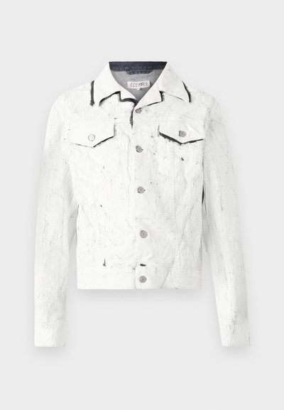 Jaqueta de denim branca com superfície texturizada, dois bolsos no peito, detalhes em costura preta e fecho com botões de pressão. Mangas longas, design com colarinho.