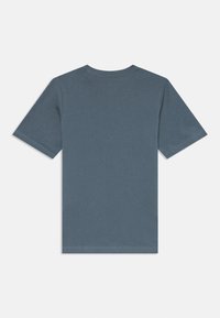 Μπλε κοντό μανίκι μπλούζα φτιαγμένη από βαμβάκι. Διαθέτει στρογγυλή λαιμόκοψη και καθαρή, απλή σχεδίαση χωρίς ορατά γραφικά ή μοτίβα.