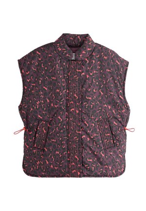 Ujjatlan, párnázott mellény piros és fekete leopárdmintával, magas gallérral, függőleges steppelt panelekkel és két elöl található, zsinóros részletekkel ellátott foltzsebbel.