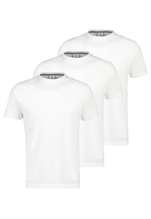 Drei schlichte weiße Kurzarm-T-Shirts mit Rundhalsausschnitt, übereinander gestapelt, mit sichtbaren Markenschildern an den Krageninnenseiten, auf weißem Hintergrund präsentiert.