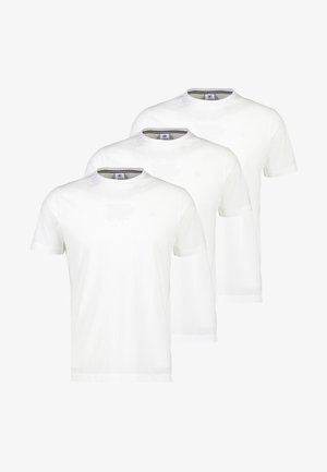 Drei schlichte weiße Kurzarm-T-Shirts mit Rundhalsausschnitt, übereinander gestapelt, mit sichtbaren Markenschildern an den Krageninnenseiten, auf weißem Hintergrund präsentiert.