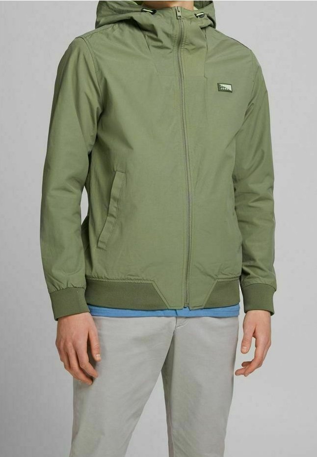 Giacca a cappuccio verde oliva, chiusura con zip, tasche laterali, polsini e orlo elasticizzati, tessuto morbido, piccolo patch con logo sul petto.