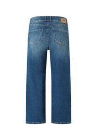 Jean en denim bleu foncé à jambes larges, avec un délavage, comportant deux poches arrière et une étiquette en cuir sur la taille.