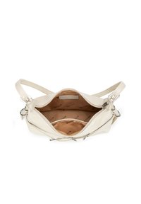 Cremfarbene Lederhandtasche mit verstellbarem Schultergurt, silbernem Beschlägen und einem geräumigen beigen Innenraum mit Markenlogo.