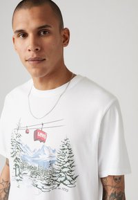 Levi's® RELAXED FIT - T-shirts med print - white