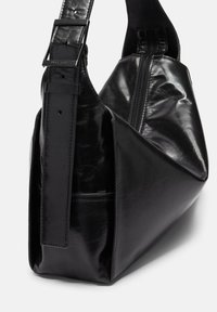 Bolso de hombro de cuero negro con un acabado suave y brillante. Presenta una correa ancha, forma angulada y detalle de bolsillo con cremallera en el lateral.